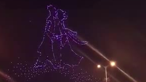 广场再现牛郎织女相会